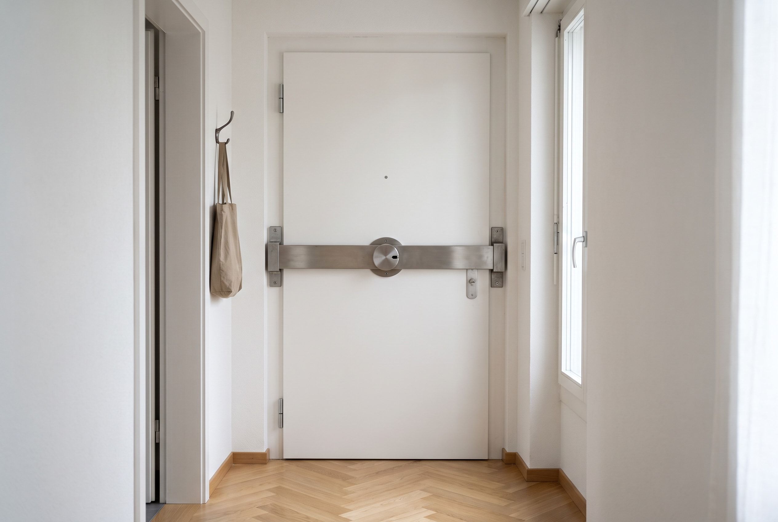 Panzerriegel quer über die Innenseite einer Wohnungstür montiert